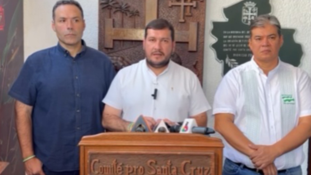 En el centro el presidente del ente cívico, Stello Cochamanidis. Foto: ANF