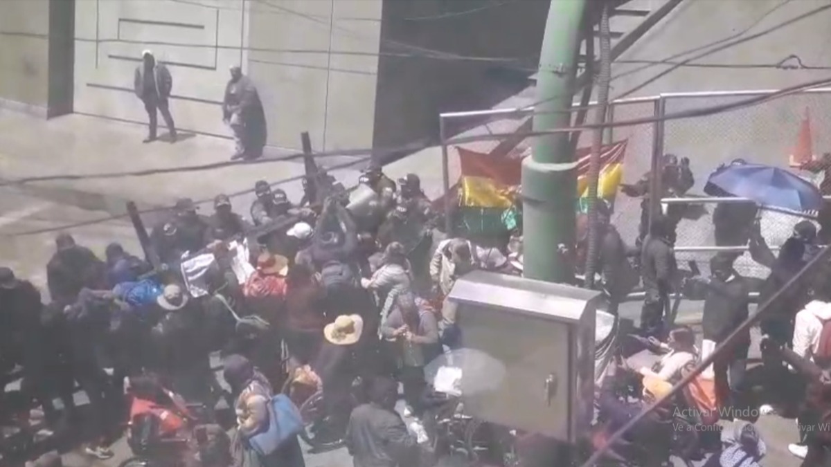 Las personas con discapacidad insisten en llegar hasta la Casa Grande del Pueblo. Foto: Captura de video