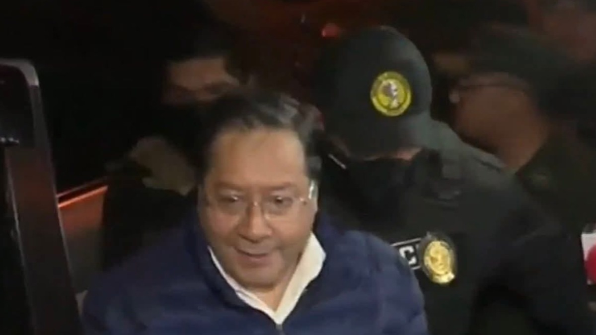 Luis Arce al ser ingresado al penal de San Pedro, en La Paz.