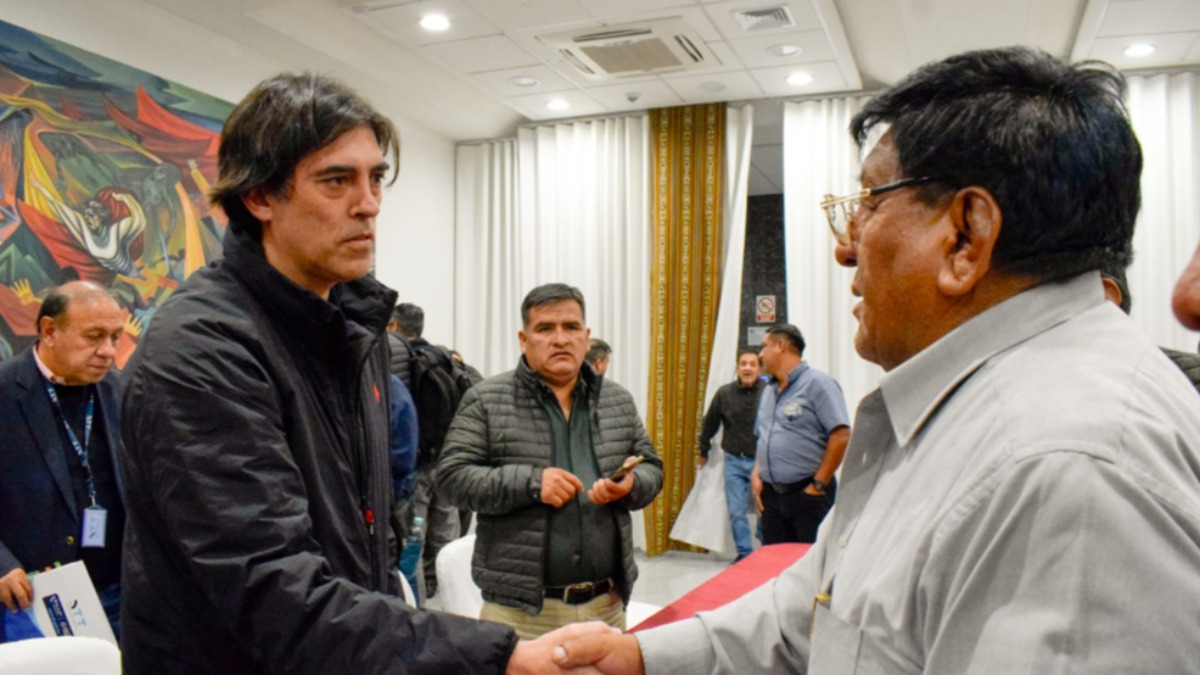 Ministro Zamora y ejecutivo de los choferes Lucio Gómez. Foto: MOP