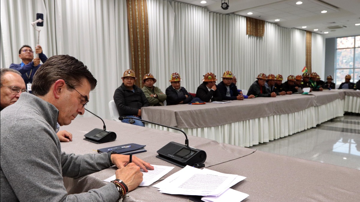 Presidente Paz firma acta con los mineros de Fencomin. Foto: Vocería Presidencial