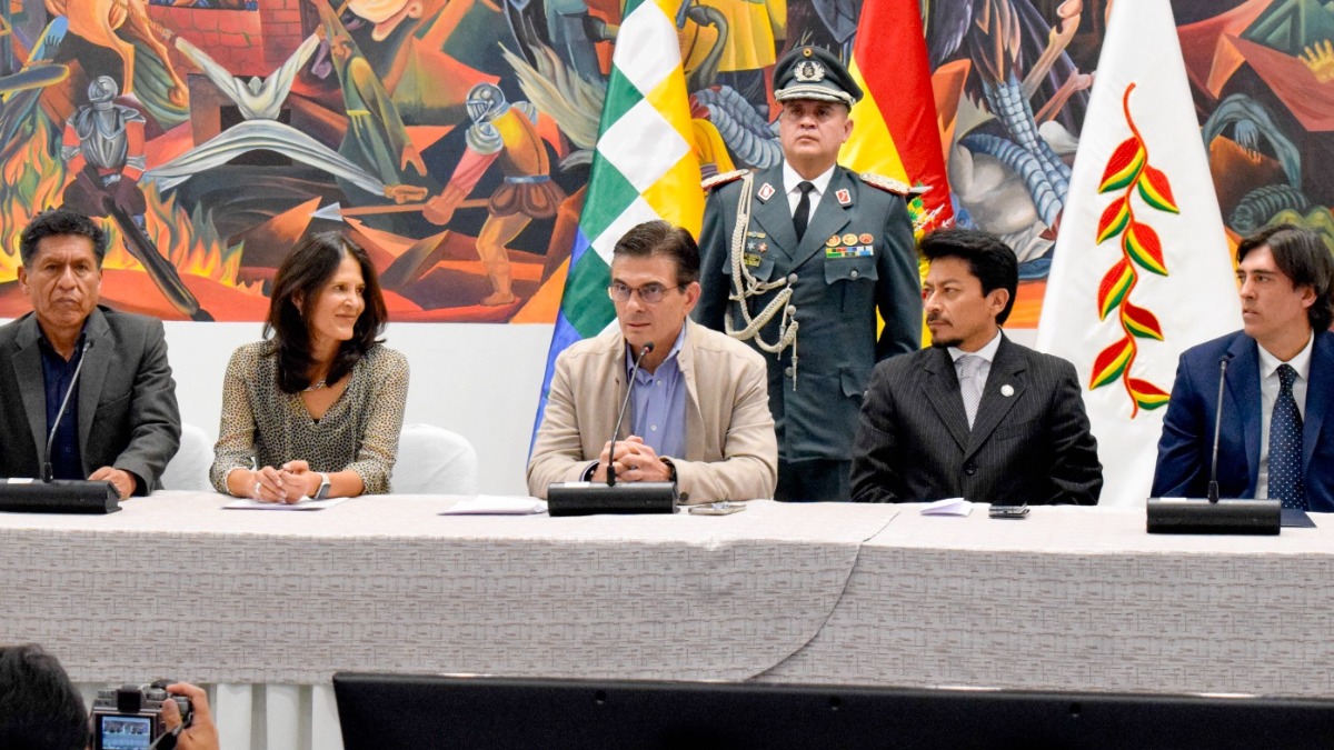 Presidente Rodrigo Paz acompañado de los ministros de Estado. Foto: Obras Públicas