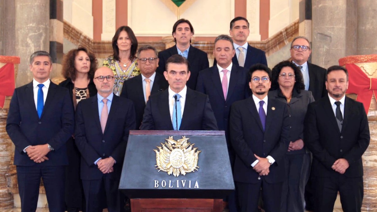 Presidente y su gabinete al momento de lanzar el decreto de emergencia económica.
