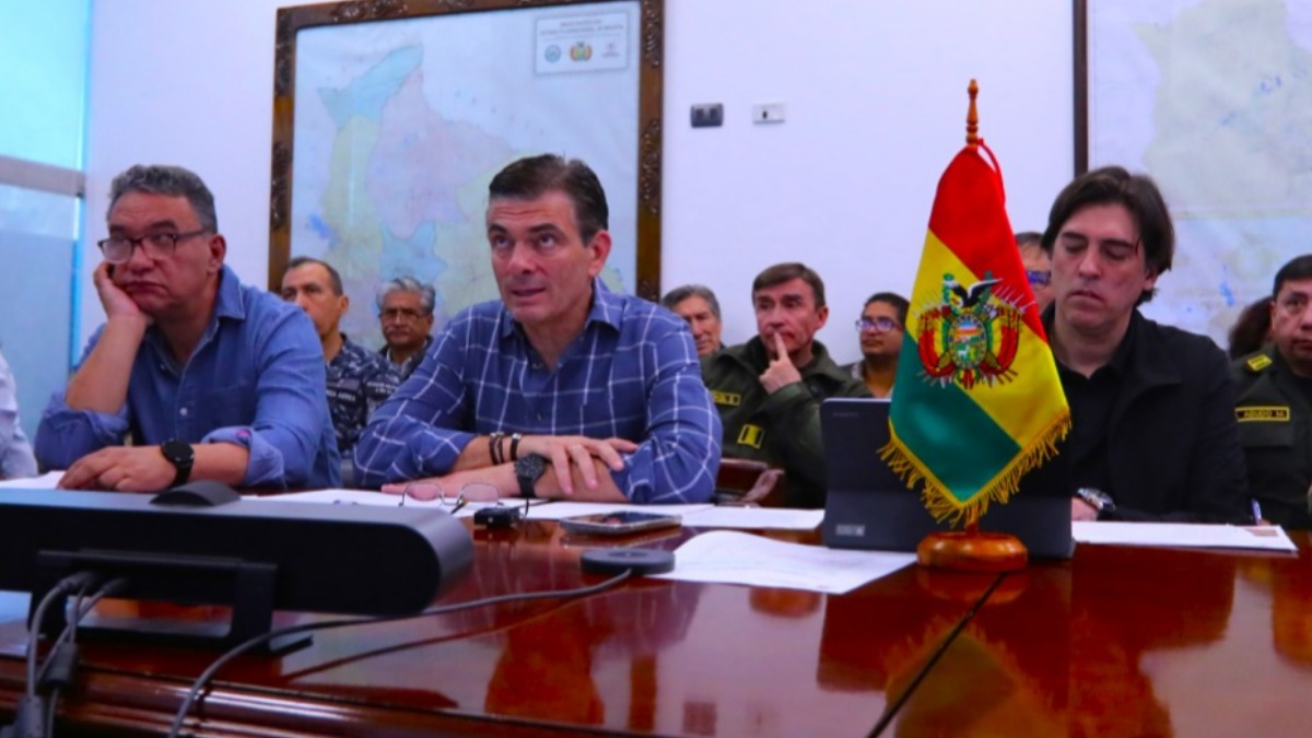 Rodrigo Paz y varias autoridades en la Sala de Crisis que se instaló en Palacio de Gobierno.