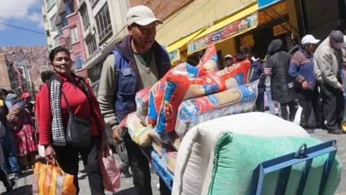 Tras eliminación de la subvención, la población se trasladó a los mercados para adquirir productos. Foto: Internet