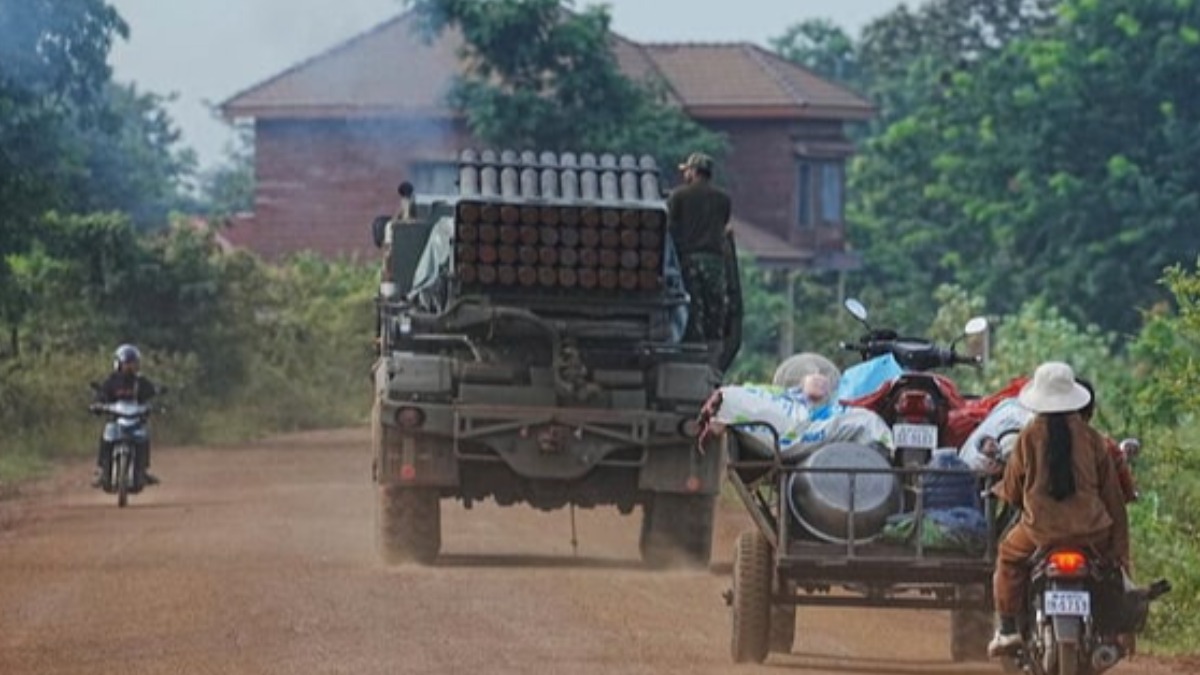 Un vehículo militar entre la frontera entre Camboya y Tailandia.