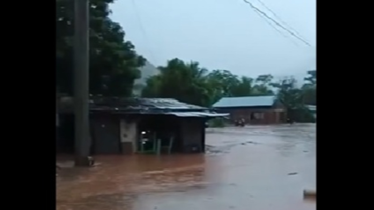 Una parte de una comunidad La Rinconada está prácticamente bajo el agua. Foto: captura