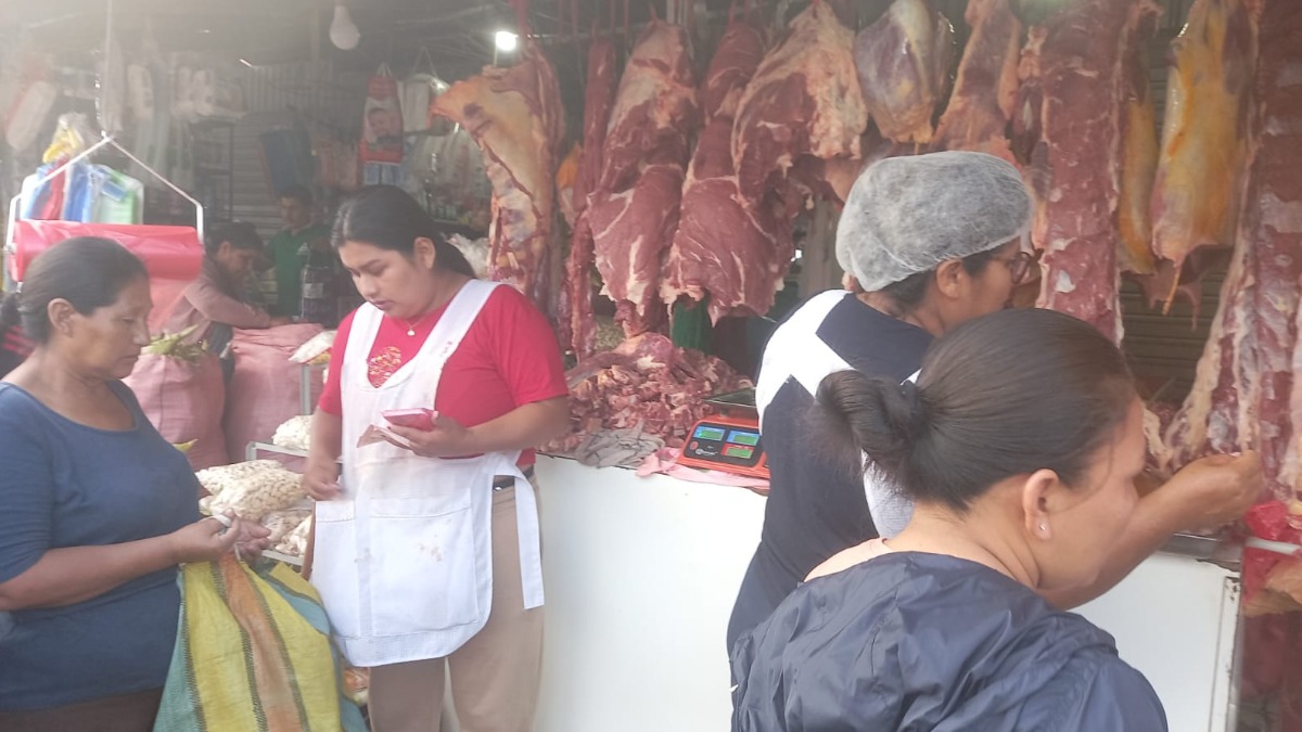 Varias familias acuden a los diferentes mercados del país. Foto: ANF