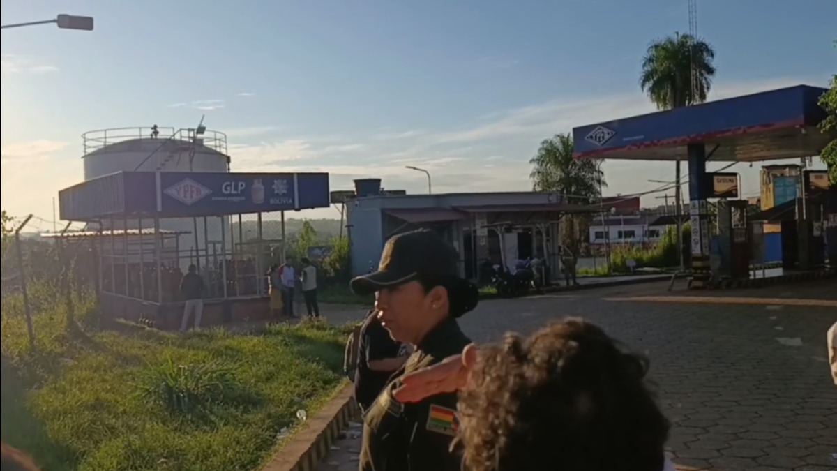 Vecinos madrugan para comprar gas licuado. Foto: Captura de video