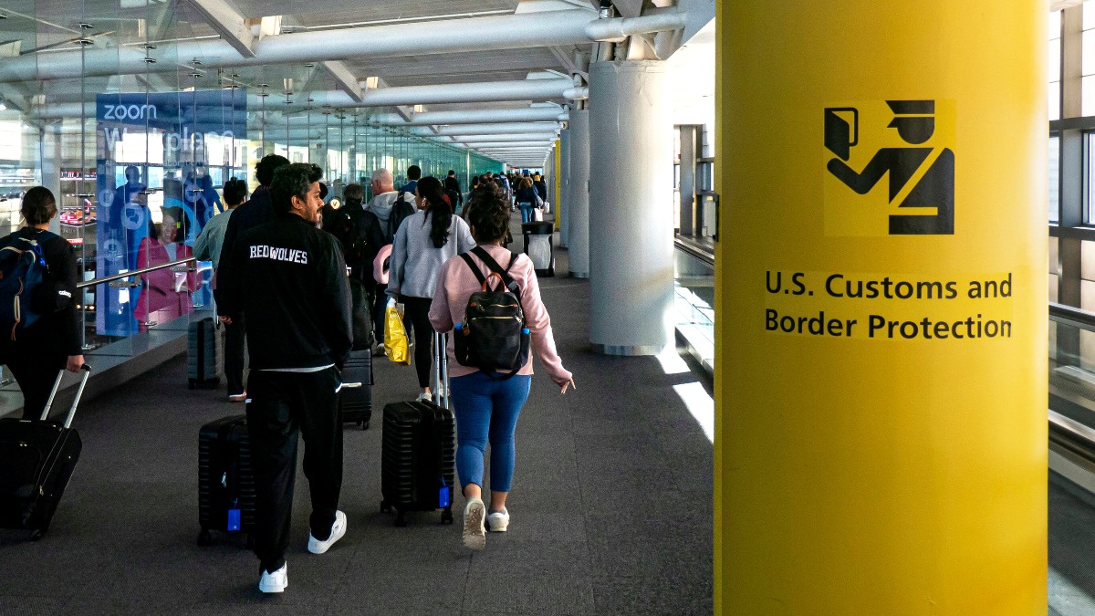 Viajeros en un control migratorio.