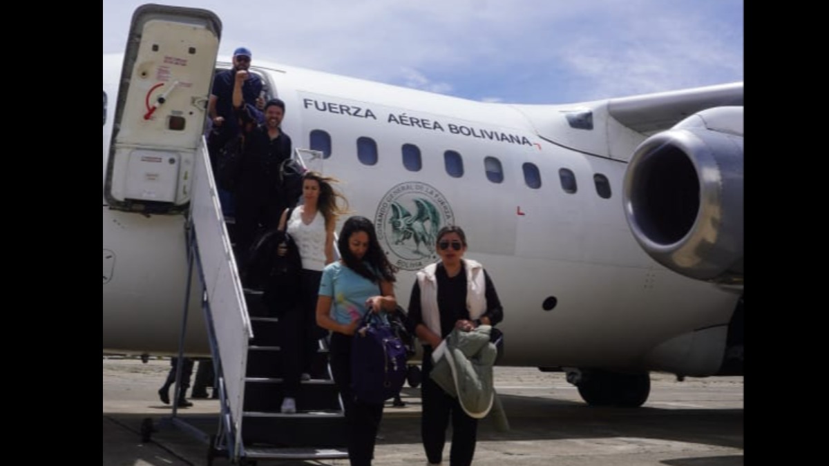 Aviones de la Fuerza Aérea Boliviana trabajan para sacar a turistas parados por los bloqueos. Foto: Ministerio de Turismo
