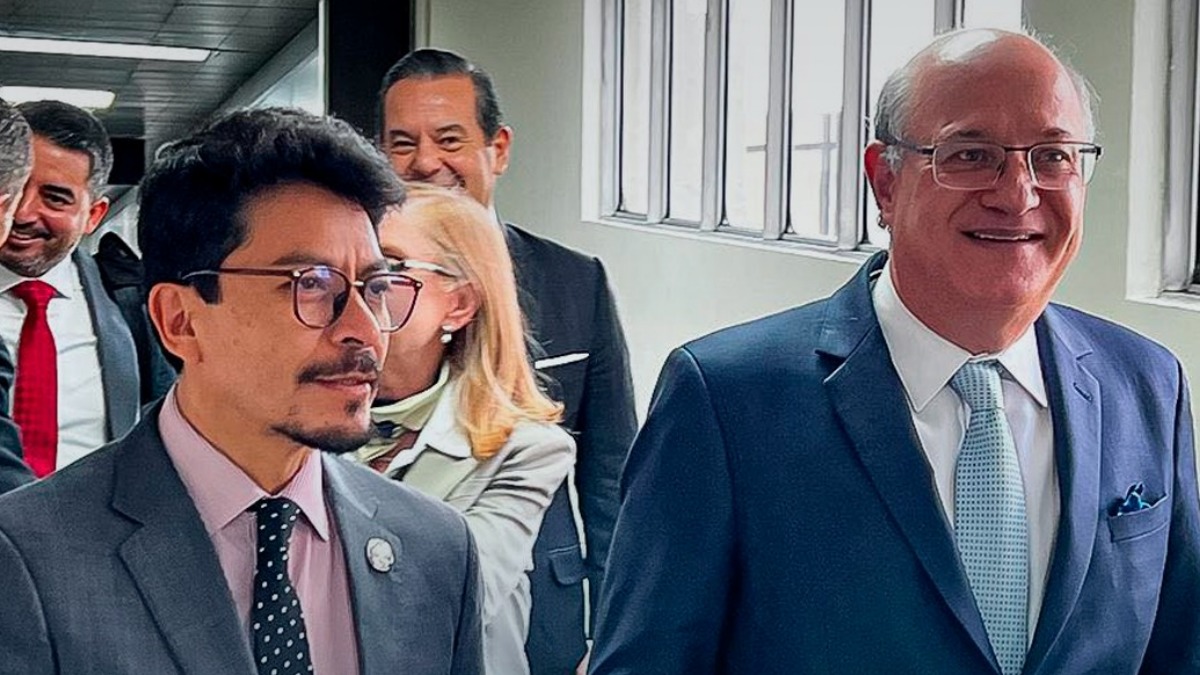 Canciller Fernando Aramayo y el presidente del BID, Ilan Goldfajn, en el aeropuerto de El Alto. Foto: BTV