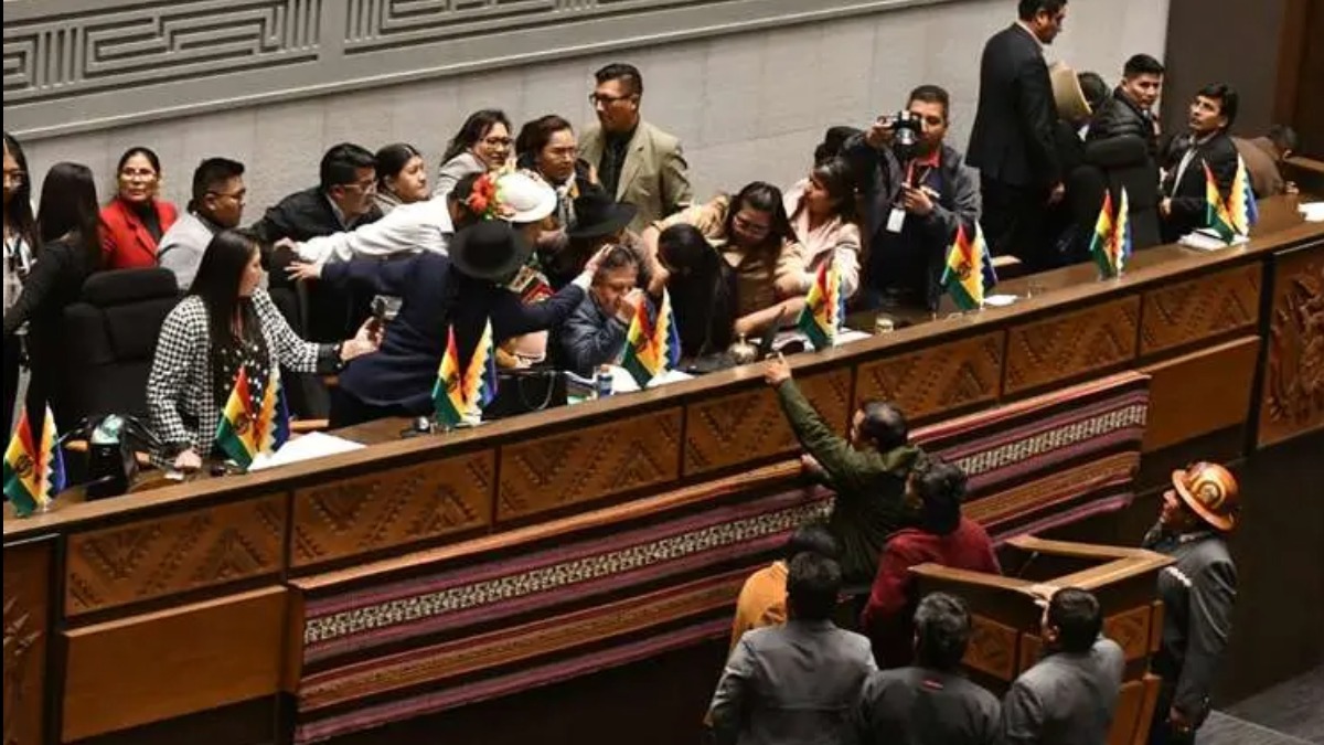 Conflictos en una sesión del pleno de la anterior legislatura. Foto: Internet