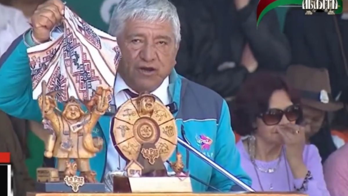 El alcalde Iván Arias con los obsequios para el presidente Paz