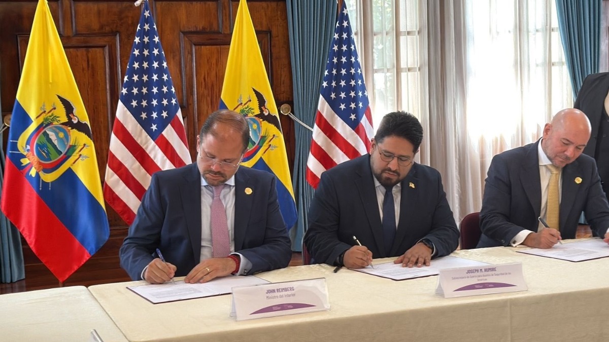 El subsecretario del Departamento de Guerra para las Américas, Joseph Humire, en un encuentro con los ministros ecuatorianos de Interior, John Reimberg (a su derecha), y de Defensa, Gian Carlo Loffredo (a su izquierda).