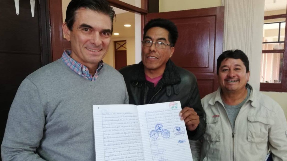 En 2019, el entonces alcalde de Tarija, Rodrigo Paz, firmó un acta de compromiso con los comunarios de Tariquía. Foto: Cortesía.