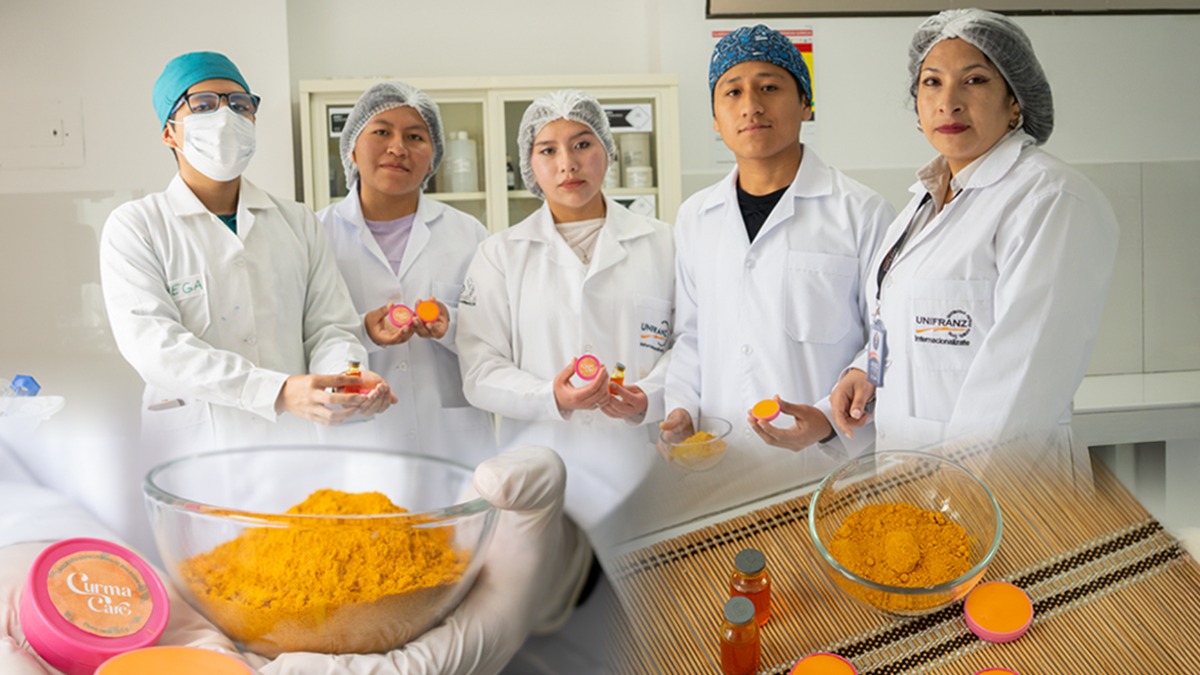 Estudiantes de la Unifranz que impulsaron el proyecto de elaboración de un bálsamo a base de cúrcuma.  Foto: Unifranz