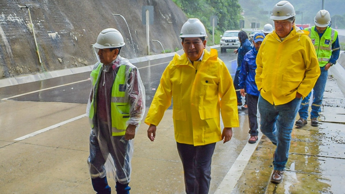 Exministro Édgar Montaño realiza una inspección en El Sillar. Foto: RRSS