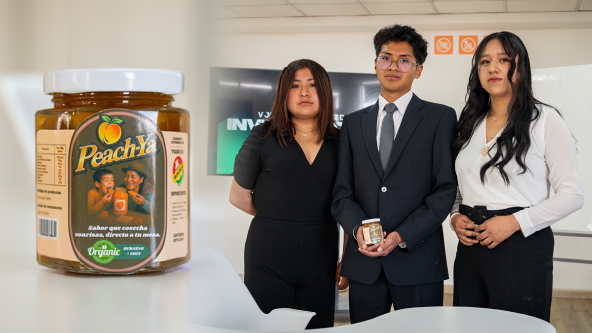 La mermelada Peach-Ya y los estudiantes de la Unifranz que la produjeron.