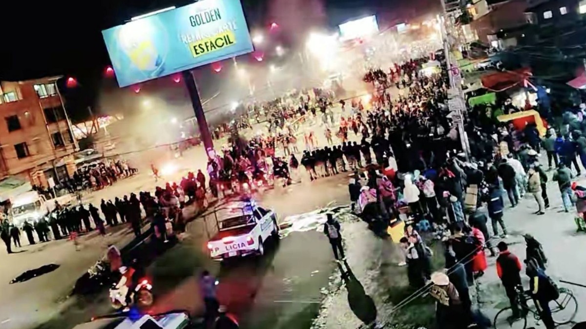 La policía gasificó a los manifestantes por los actos vandálicos que causaron. Foto: RRSS