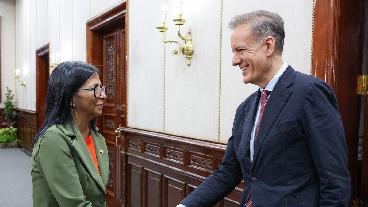 La presidenta encargada de Venezuela, Delcy Rodríguez, y el embajador español en Caracas, Álvaro Albacete.
