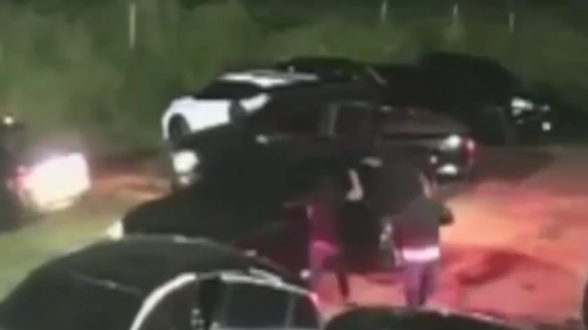 Las autoridades revisan cámaras de seguridad. Foto: Captura de video