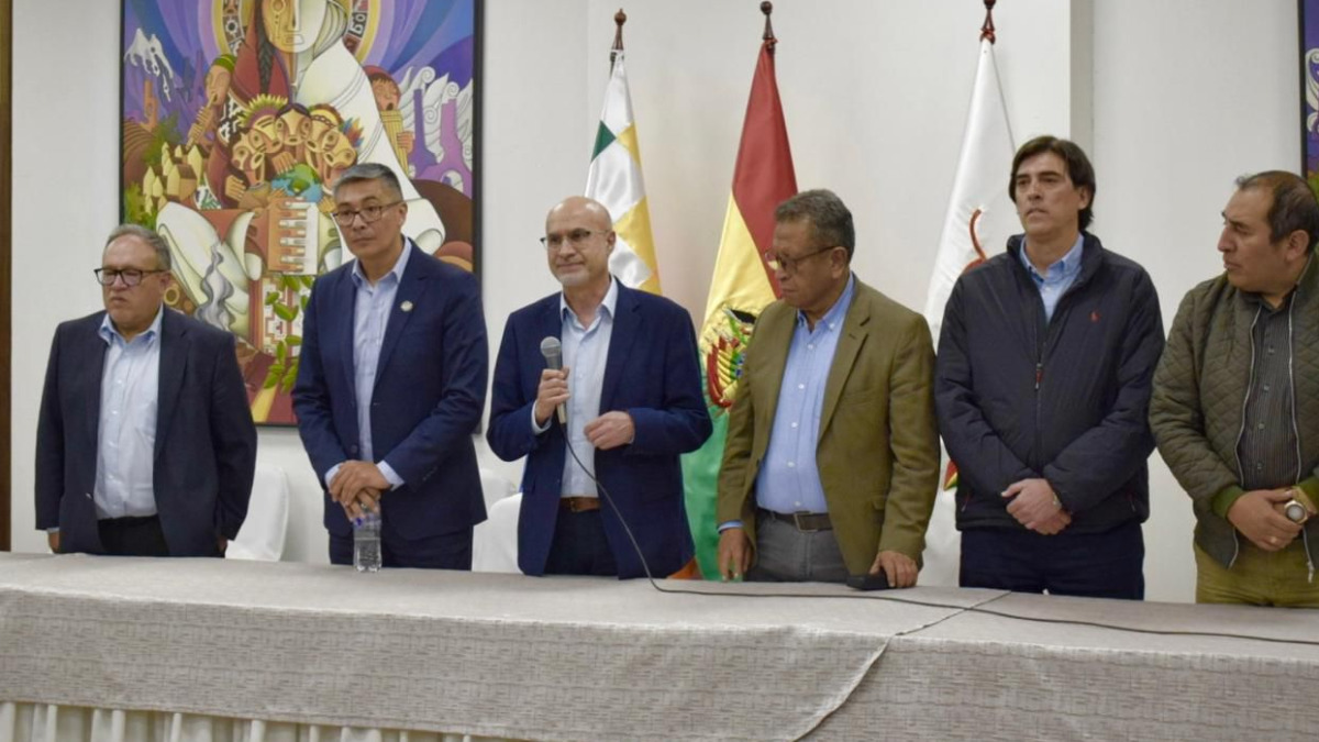 Ministros en rueda de prensa tras diálogo con la COB