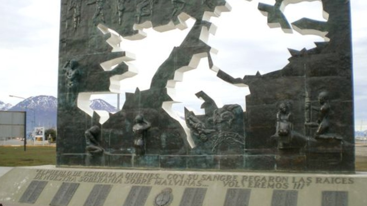 Monumento con el mapa de las Malvinas.