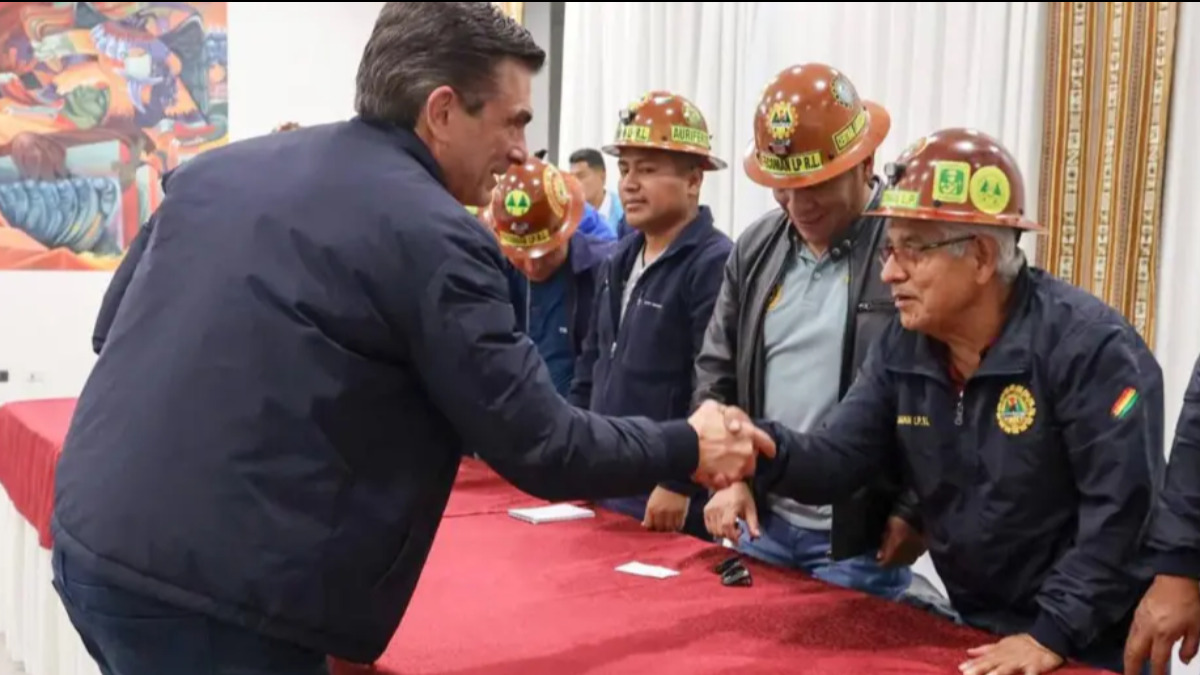 Presidente Paz con sector aurífero en una reunión en diciembre. Foto: Ministerio