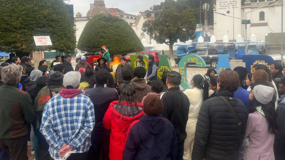 Turistas concentrados en la plaza de Copacabana. Foto: CVC Noticias