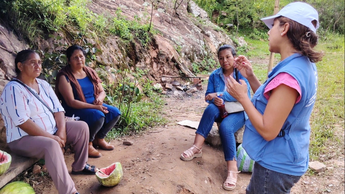Una delegada de la DP en la zona con comunarias que hacen vigilia en Chiquiacá. Foto: DP
