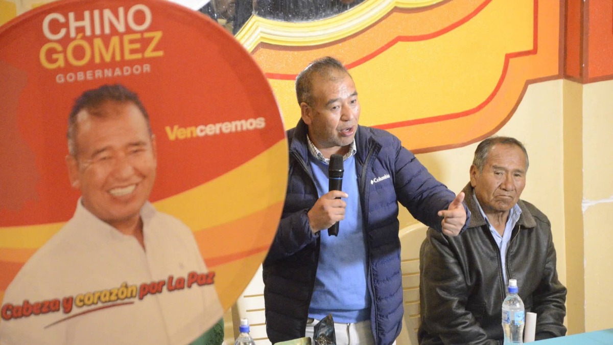Andrés Gómez ante representantes del sector cocalero de los Yungas. Foto: Su equipo de comunicación