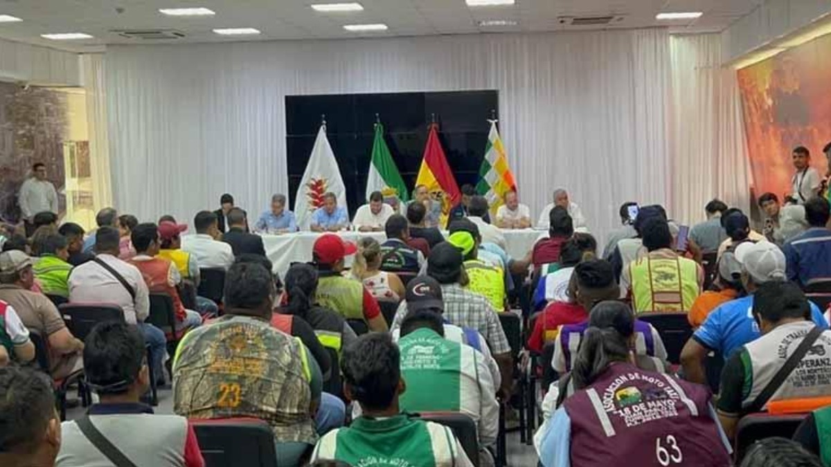 Autoridades y mototaxistas acordaron investigar posibles responsabilidades. Foto: El Deber