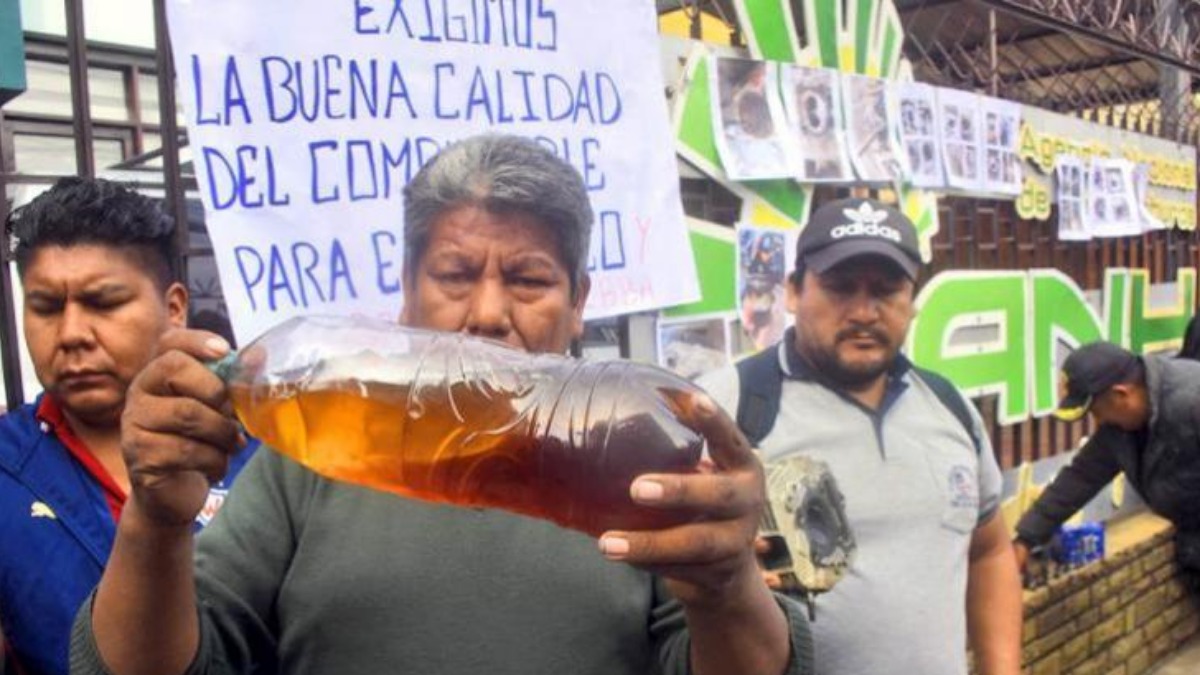 Choferes muestran la gasolina turbia que adquieren y daña sus motores. Foto: José Rocha/ Los Tiempos