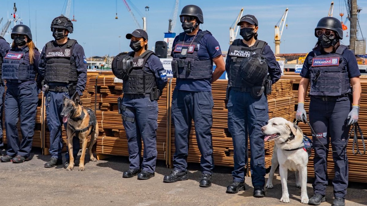 Efectivos y perro adiestrado en el hallazgo de la droga en puerto de Arica. Foto: Internet