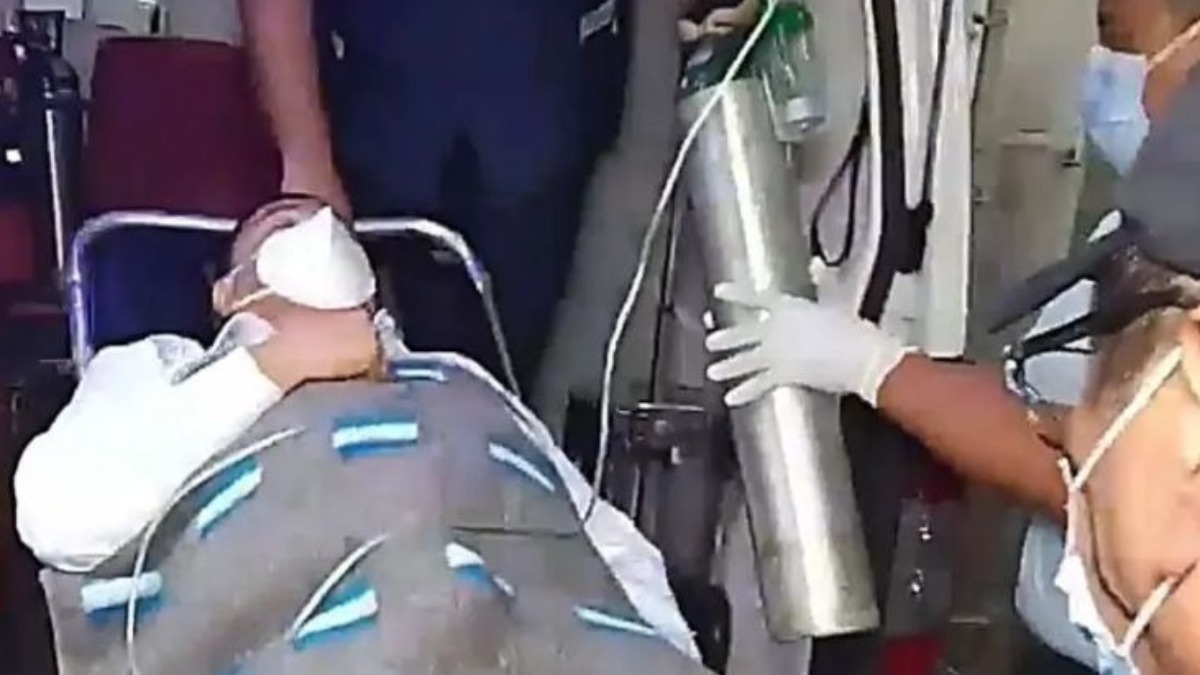 El alcalde Fernández es trasladado a una cllínica privada. Captura de video.