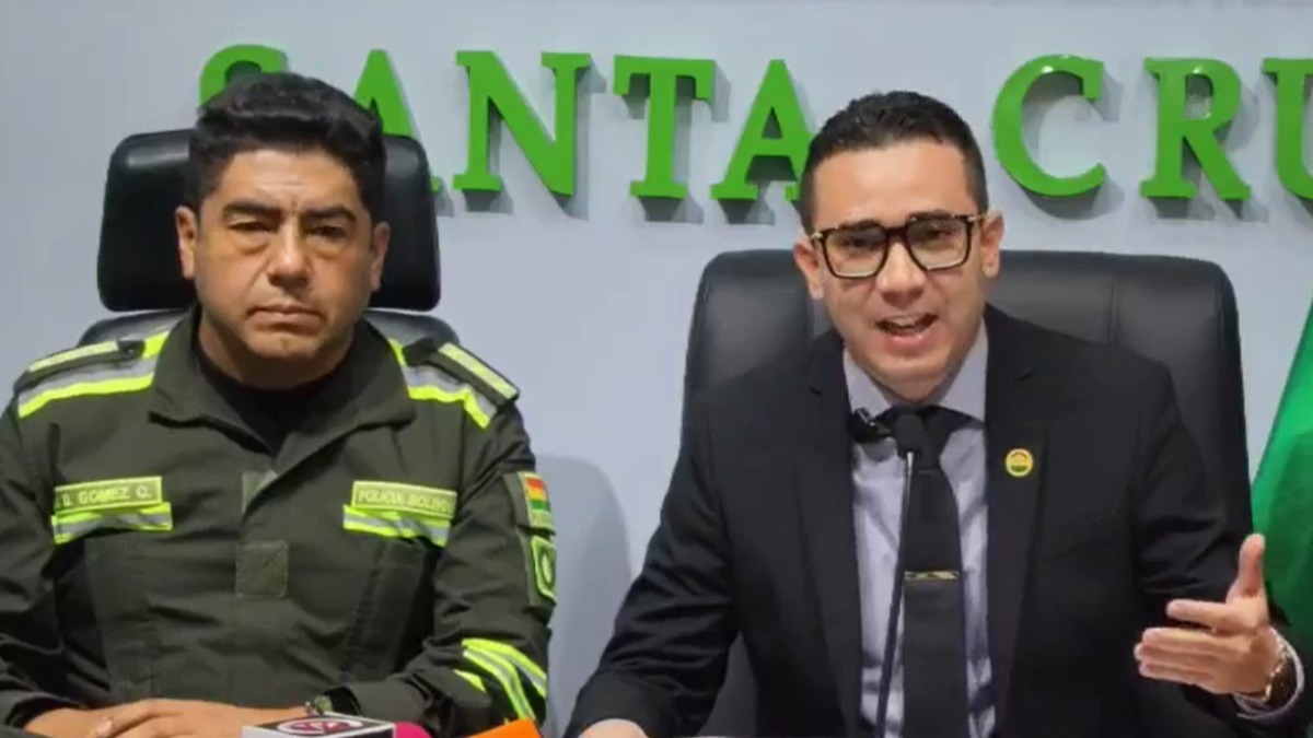 El comandante de la Policía de Santa Cruz, coronel Jhenky Gómez, y el fiscal departamental, Alberto Zeballos. Captura de video.