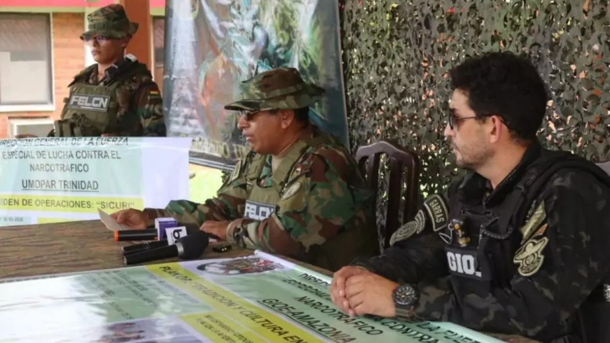 El comandante de la Unidad Móvil de Patrullaje Rural (Umopar) Beni, Sandro Peñarrieta, en conferencia de prensa.
