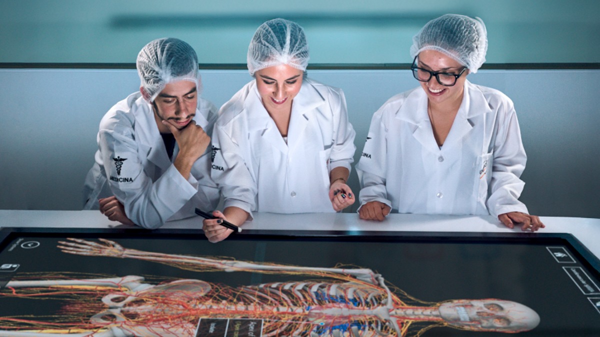 El compromiso social aparece como otro eje fundamental en la formación médica.   Foto: Unifranz