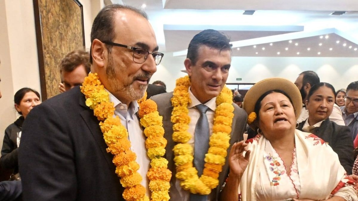 El presidente de la CAF, Sergio Díaz-Granados, y el presidente de Bolivia, Rodrigo Paz, durante un acto en Tarija. Foto: Presidencia.