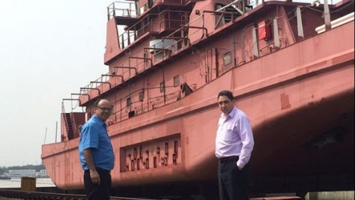 En 2015, el ministro de Defensa, Reymi Ferreira y el procurador Héctor Arce inspeccionaron las barcazas en China. Foto: Internet