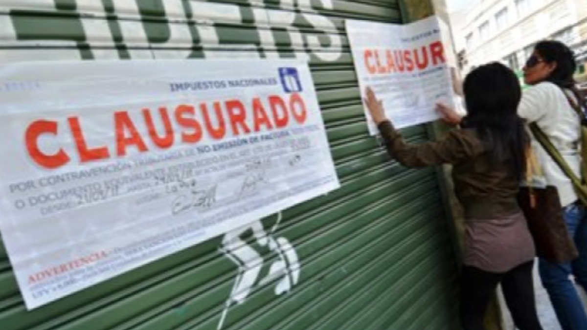 Funcionarios de Impuestos clausuran un negocio en la ciudad de Tarija. Imagen referencial