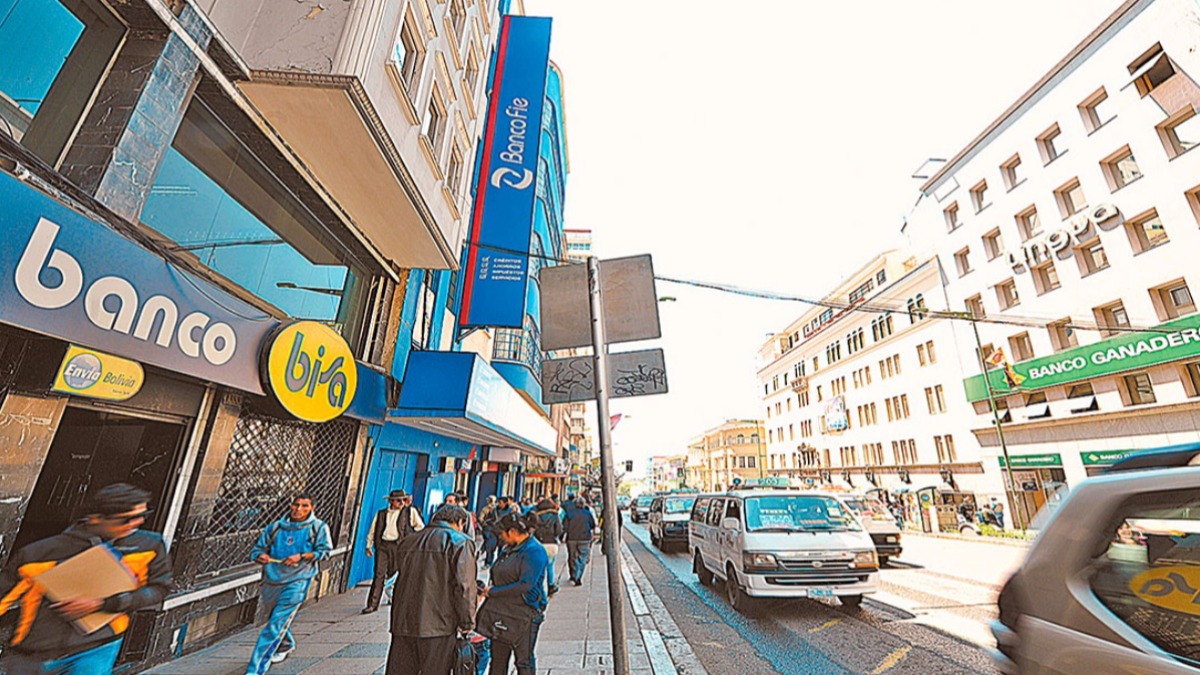 Imagen referencial de entidades financieras en la avenida Camacho, La Paz. Foto: Eduardo Schwartzberg – La Razón