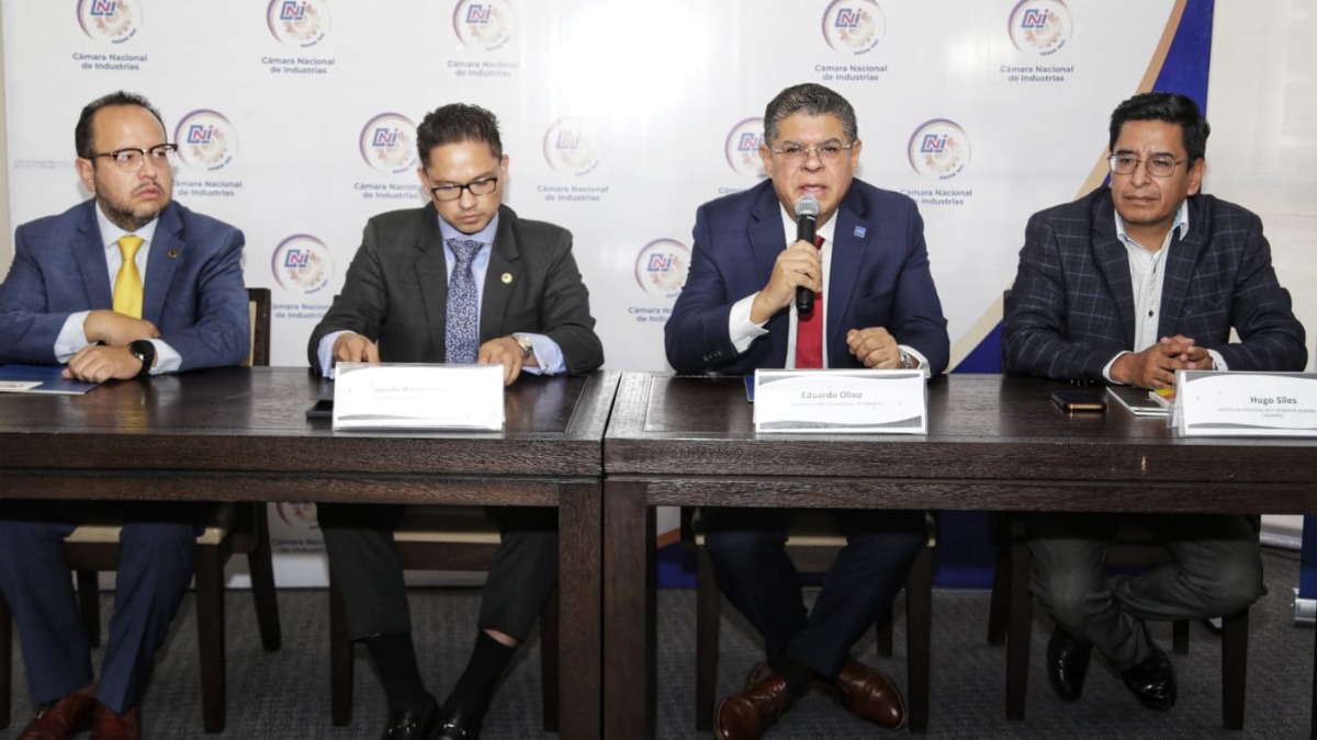 Industriales y Cámara de Comercio presentan proyecto de ley de inversiones. Foto: CNI