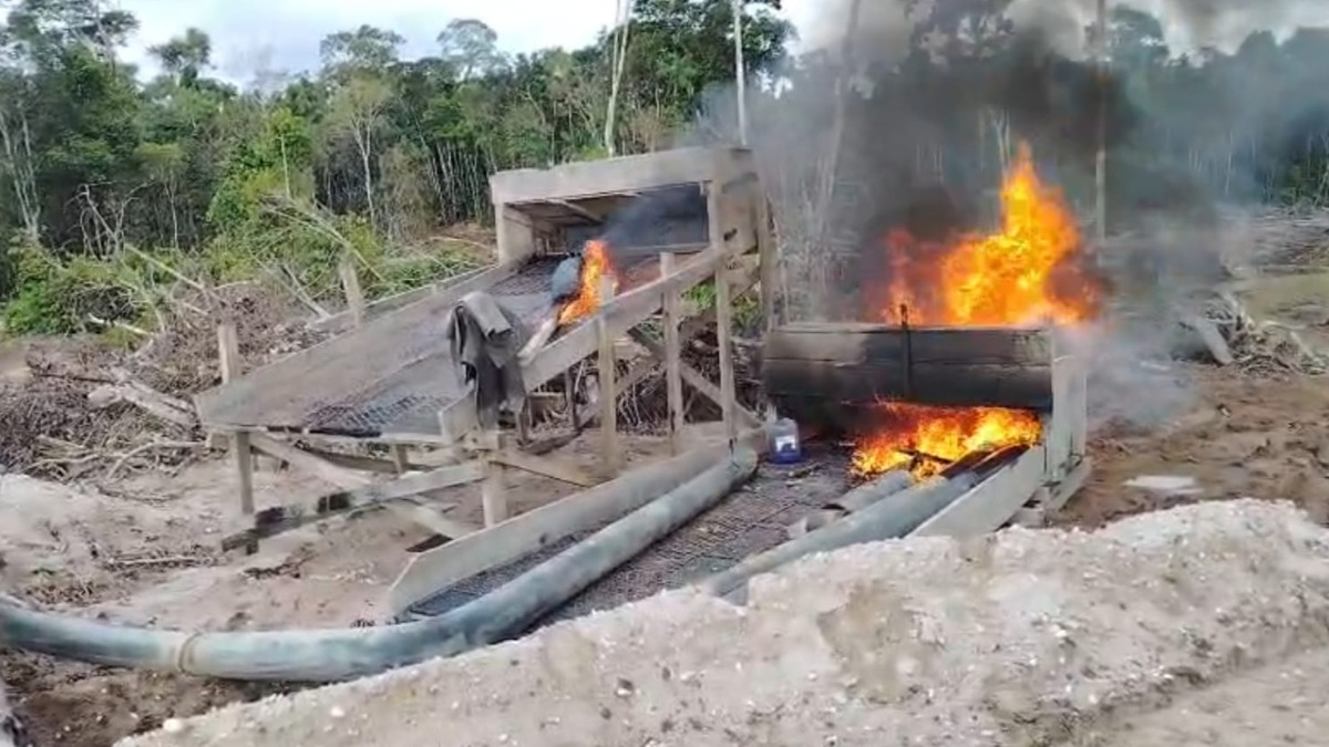 La maquinaria fue inutilizada por los efectivos militares. Foto: Armada Boliviana