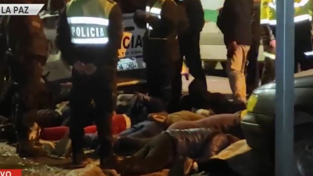 Los aprehendidos fueron trasladados a celdas policiales. Foto: Captura