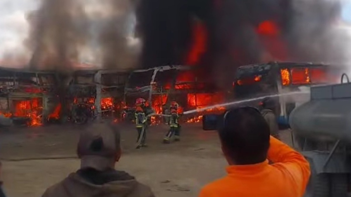 Los bomberos combaten el fuego en un taller mecánico de Oruro. Foto: Captura de video