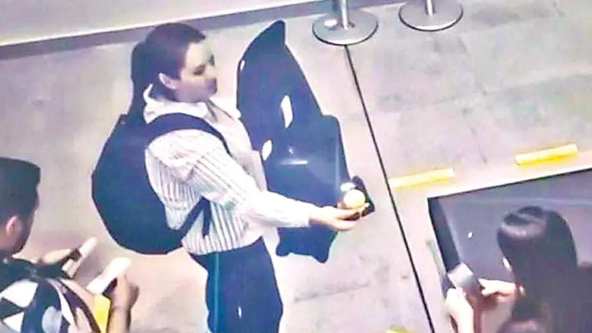 Momento en que la exdiputada Laura Rojas presenta su pasaporte diplomático. Foto: Captura