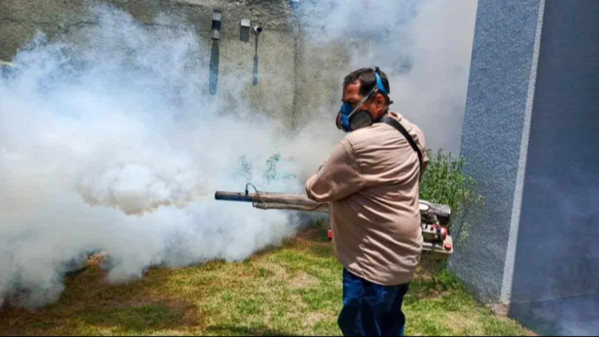 Personal del Sedes de Santa Cruz fumiga para evitar criaderos de mosquitos. Foto: Sedes