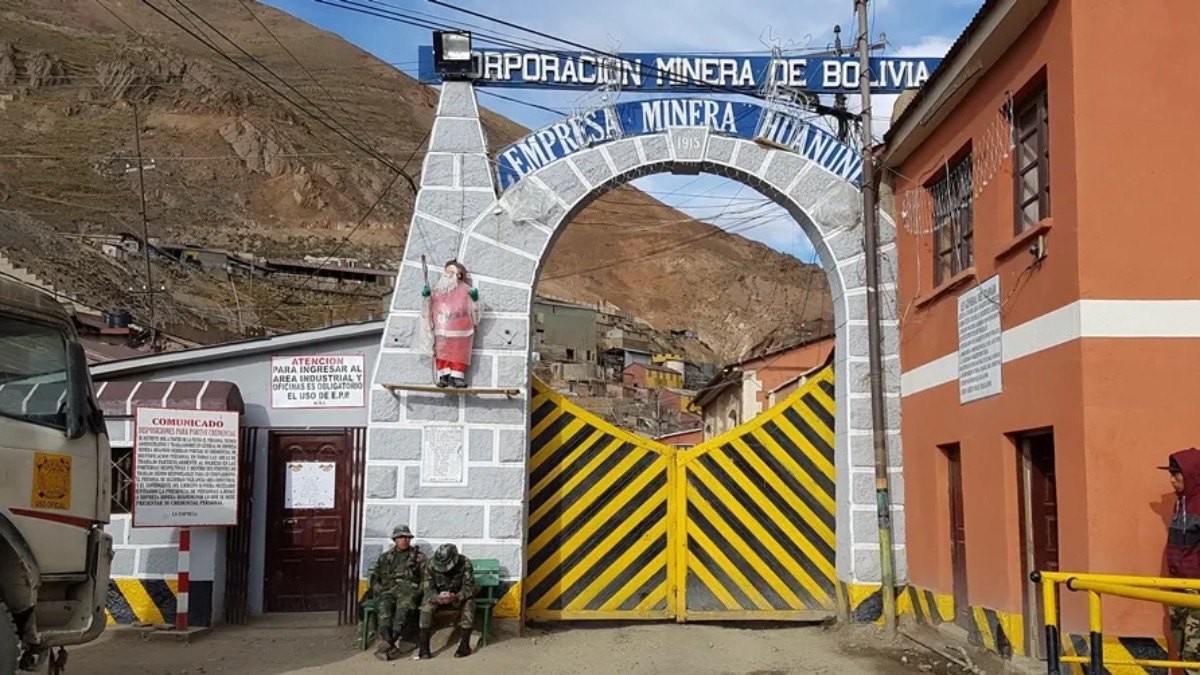 Puerta de ingreso a la Empresa Minera Huanuni en Oruro. Foto: Abi